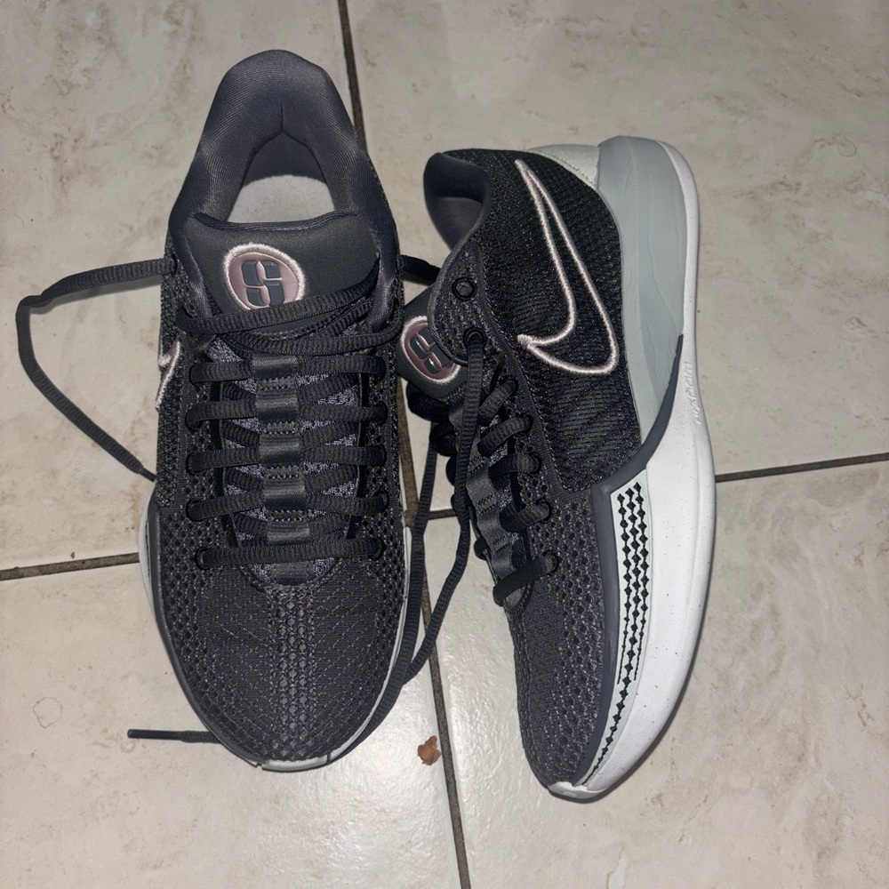 Nike Women's Black and Gray Athletic Shoes